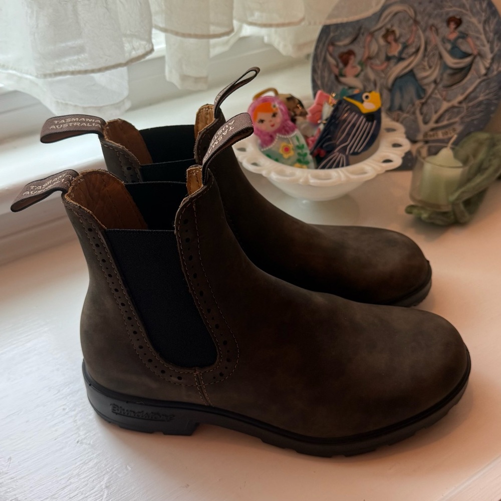 New Blundstone brown leather high top boots
